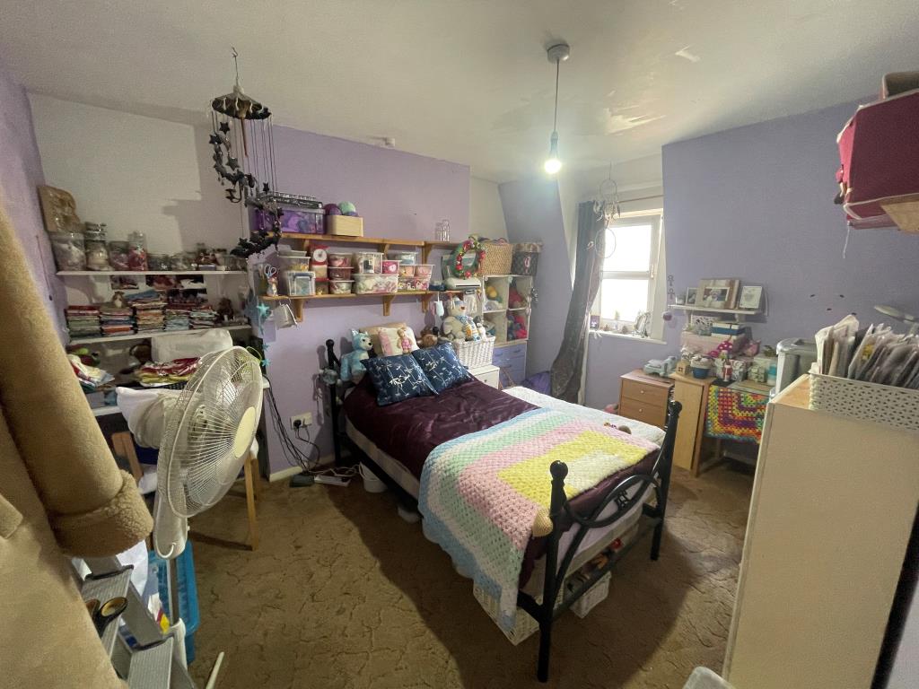 Lot: 129 - FREEHOLD BLOCK OF THREE FLATS FOR INVESTMENT - Maisonette's bedroom two